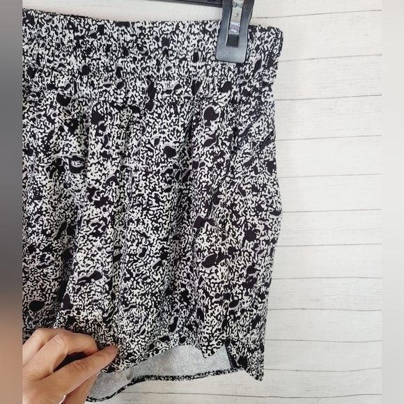 Lululemon Tracker Short V 4" Inch Sporadic Black Rhino Grey, sz 4 - Picture 4 of 7